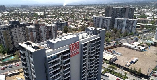 Las demoras en tramitaciones encarecen en 10% las propiedades, señala un estudio de la consultora Colliers.